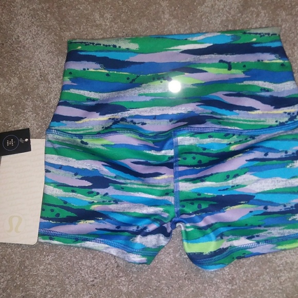 NWT Lululemon Boogie Short Roll Down Size 4 - Picture 2 of 4